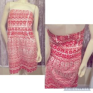 B.Smart Red and white patterned strapless dress